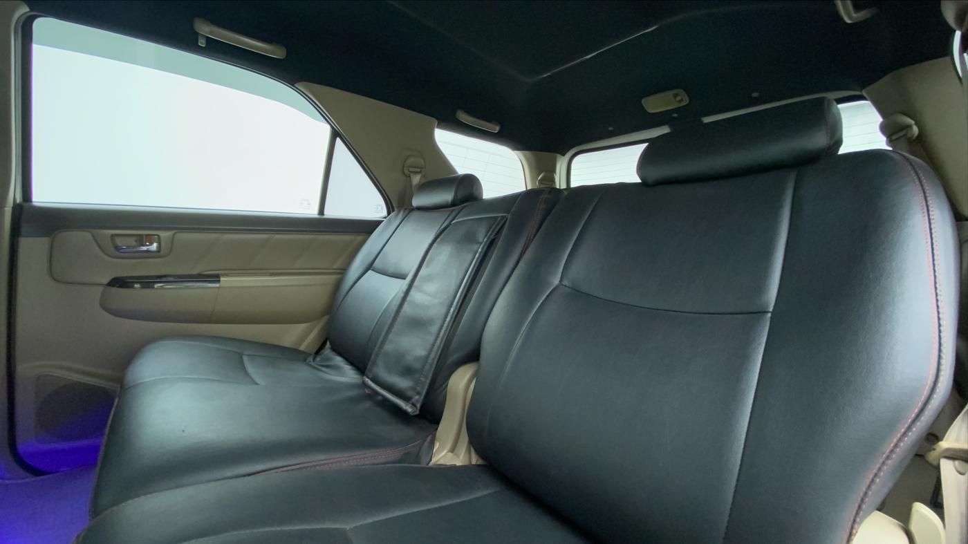 2012 Toyota Fortuner 3.0 MT 4X4, Diesel, Manual, 1,85,354 km, Right Side Rear Door Cabin