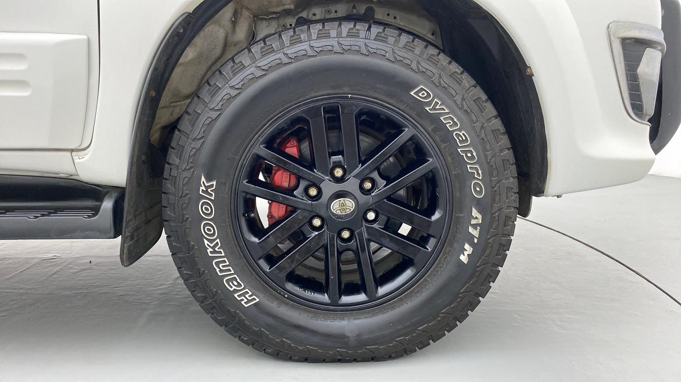 2012 Toyota Fortuner 3.0 MT 4X4, Diesel, Manual, 1,85,354 km, Right Front Wheel