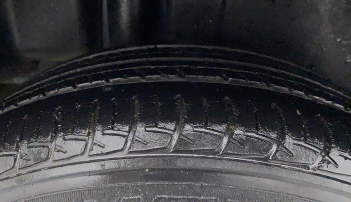 2018 Maruti Ciaz DELTA 1.5 SHVS MT PETROL, Petrol, Manual, 64,538 km, Right Rear Tyre Tread
