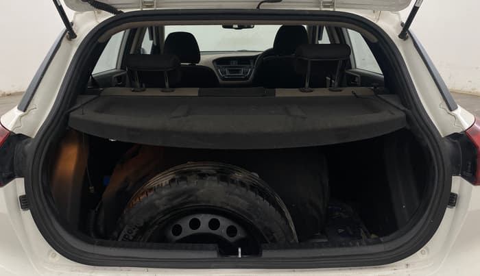 2015 Hyundai Elite i20 ASTA 1.2, CNG, Manual, 99,893 km, Boot Inside