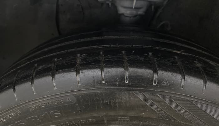 2015 Hyundai Elite i20 ASTA 1.2, CNG, Manual, 99,893 km, Left Front Tyre Tread