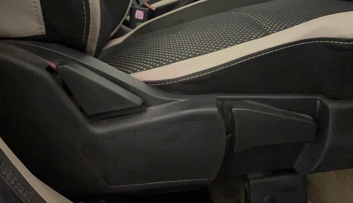 2022 Renault TRIBER RXZ, Petrol, Manual, 43,677 km, Driver Side Adjustment Panel