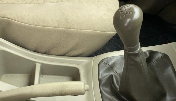 2014 Toyota Innova 2.5 GX 7 STR LIMITED EDITION, Diesel, Manual, 85,512 km, Gear Lever