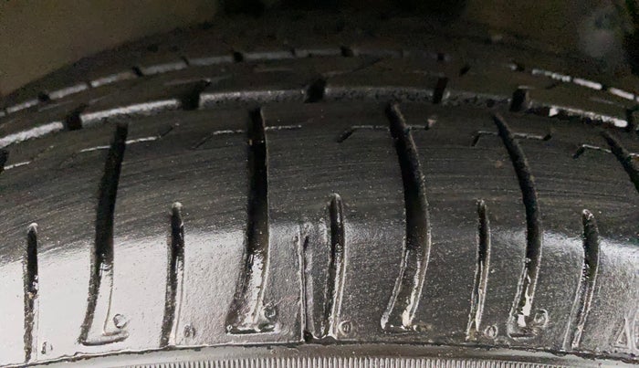 2014 Toyota Innova 2.5 GX 7 STR LIMITED EDITION, Diesel, Manual, 85,512 km, Left Front Tyre Tread