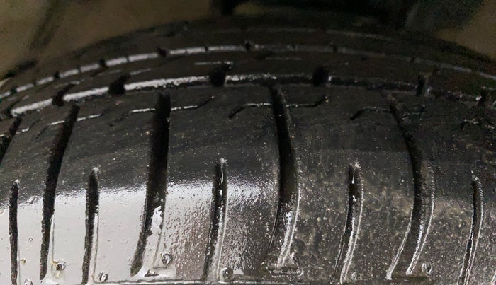 2014 Toyota Innova 2.5 GX 7 STR LIMITED EDITION, Diesel, Manual, 85,512 km, Right Front Tyre Tread