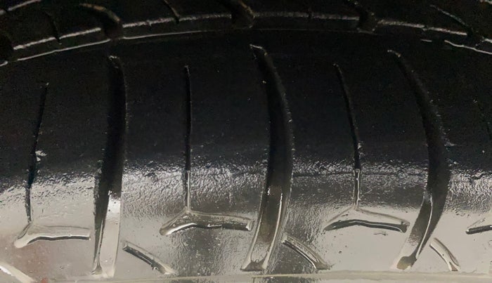 2013 Skoda Rapid AMBITION 1.6 TDI CR MT PLUS, Diesel, Manual, 81,509 km, Left Front Tyre Tread