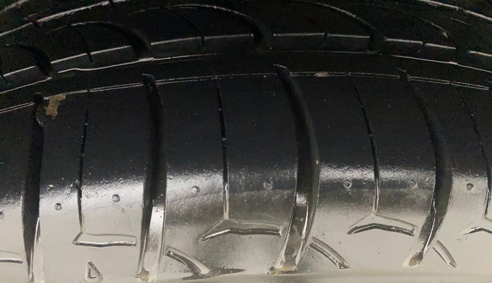 2013 Skoda Rapid AMBITION 1.6 TDI CR MT PLUS, Diesel, Manual, 81,509 km, Left Rear Tyre Tread