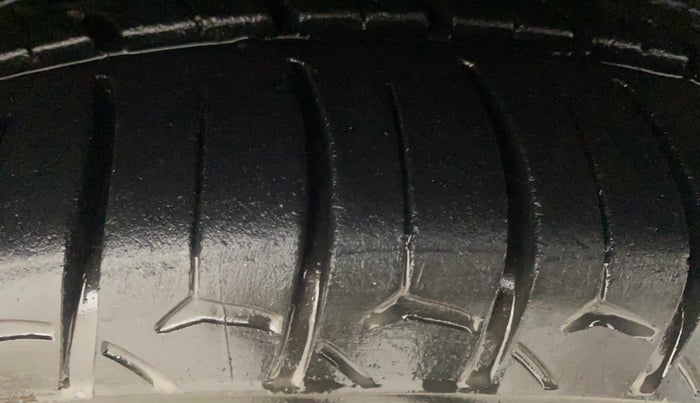 2013 Skoda Rapid AMBITION 1.6 TDI CR MT PLUS, Diesel, Manual, 81,509 km, Right Front Tyre Tread