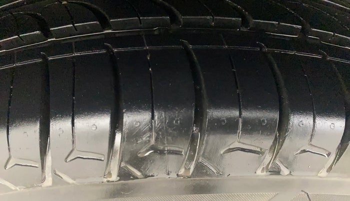 2013 Skoda Rapid AMBITION 1.6 TDI CR MT PLUS, Diesel, Manual, 81,509 km, Right Rear Tyre Tread