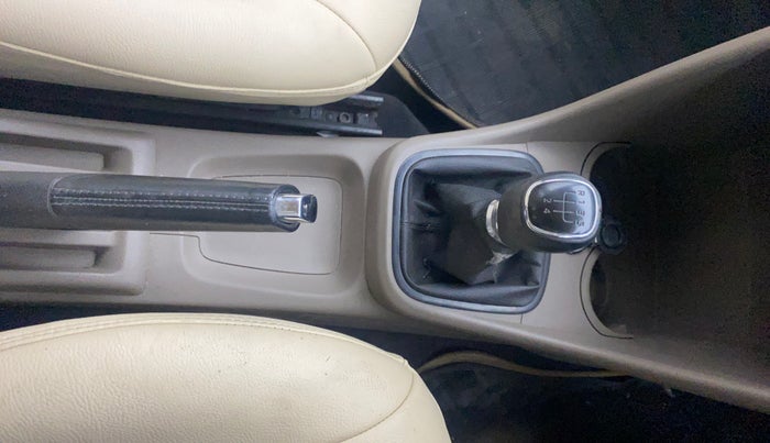 2013 Skoda Rapid AMBITION 1.6 TDI CR MT PLUS, Diesel, Manual, 81,509 km, Gear Lever