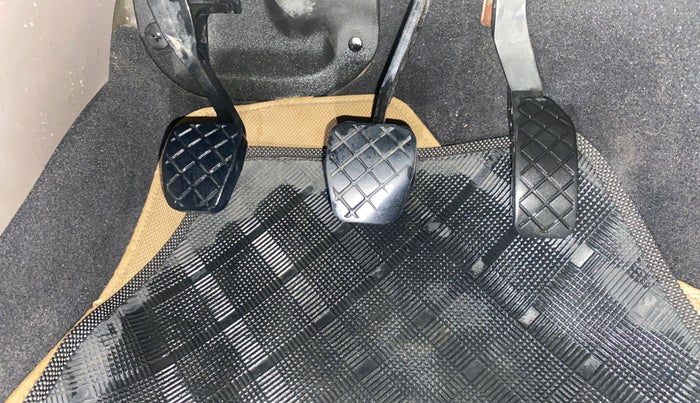 2013 Skoda Rapid AMBITION 1.6 TDI CR MT PLUS, Diesel, Manual, 81,509 km, Pedals