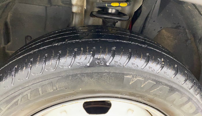 2023 Nissan MAGNITE XE, Petrol, Manual, 30,301 km, Left Front Tyre Tread