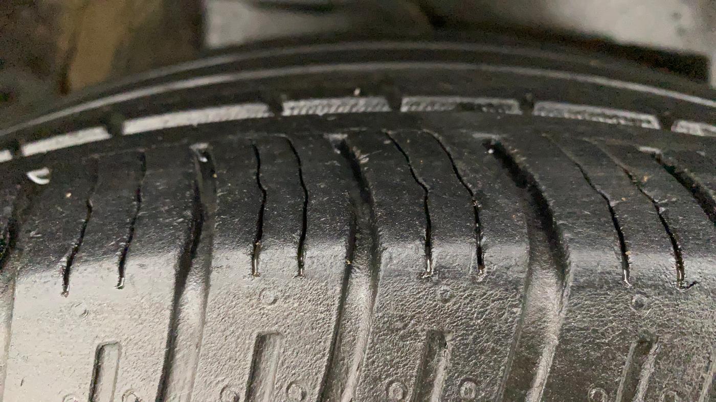 2017 Mahindra XUV500 W6, Diesel, Manual, 91,168 km, Right Rear Tyre Tread