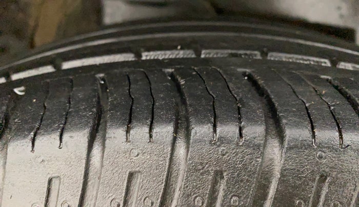2017 Mahindra XUV500 W6, Diesel, Manual, 91,168 km, Right Rear Tyre Tread