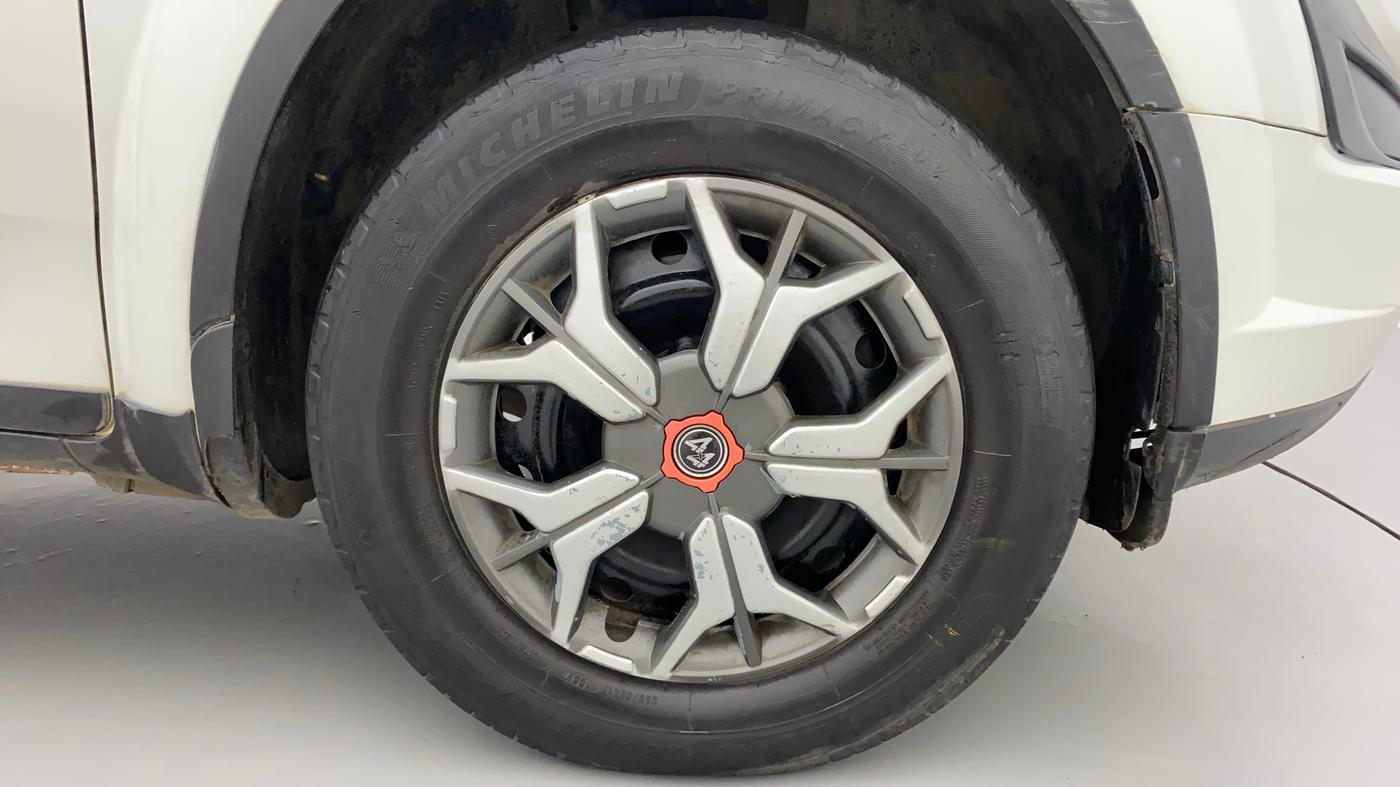 2017 Mahindra XUV500 W6, Diesel, Manual, 91,168 km, Right Front Wheel