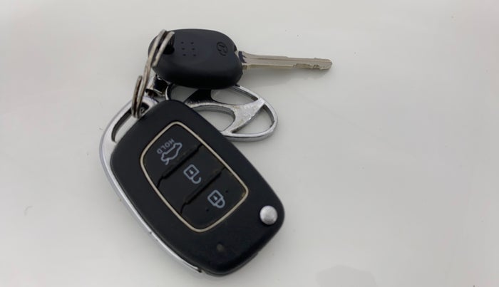 2022 Hyundai AURA S 1.2 CNG, CNG, Manual, 9,976 km, Key Close Up
