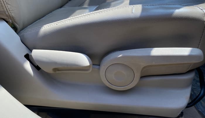 2017 Maruti Ciaz ZXI+, Petrol, Manual, 96,563 km, Driver Side Adjustment Panel