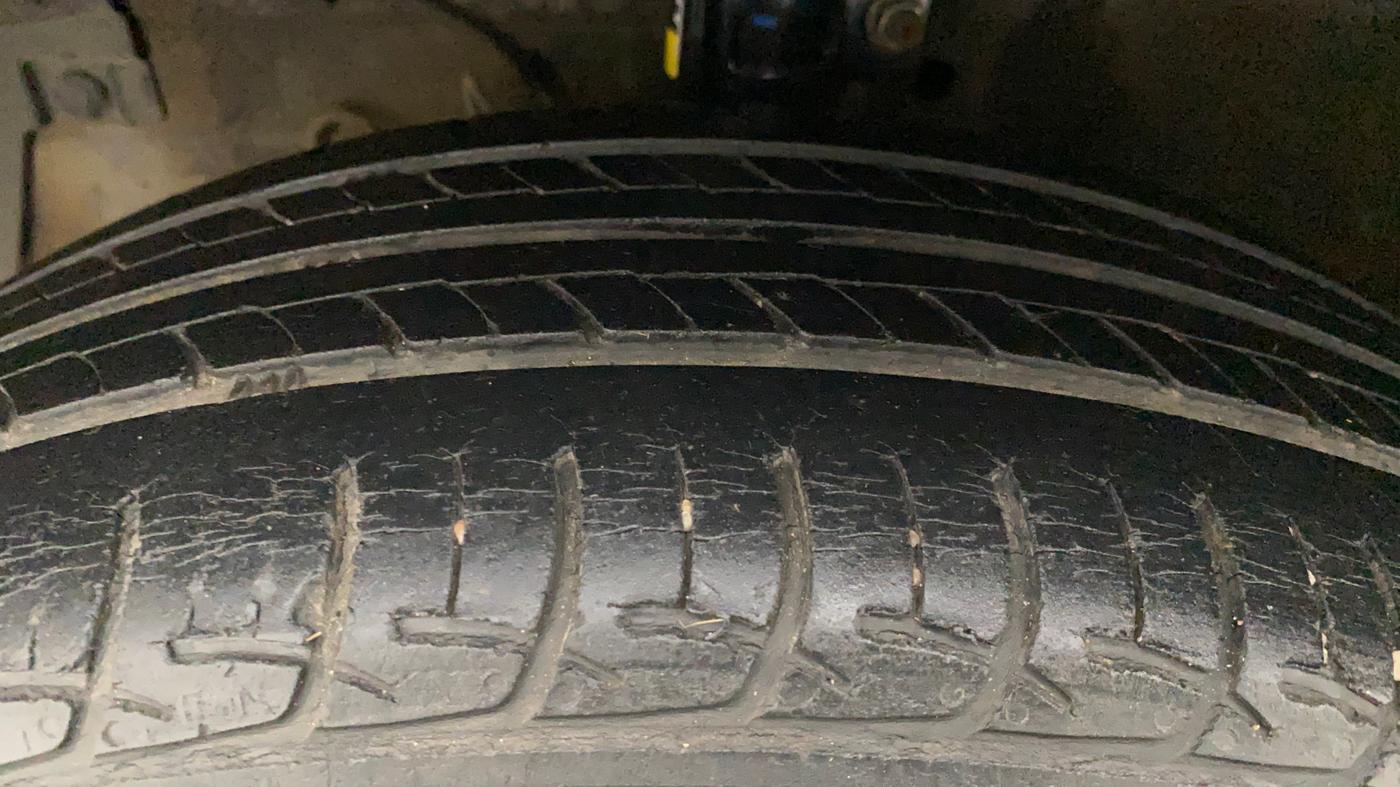 2016 Maruti Swift ZXI, Petrol, Manual, 67,415 km, Left Front Tyre Tread