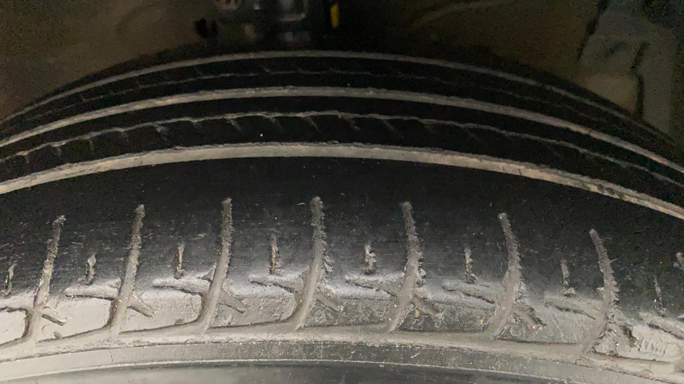 2016 Maruti Swift ZXI, Petrol, Manual, 67,415 km, Right Front Tyre Tread