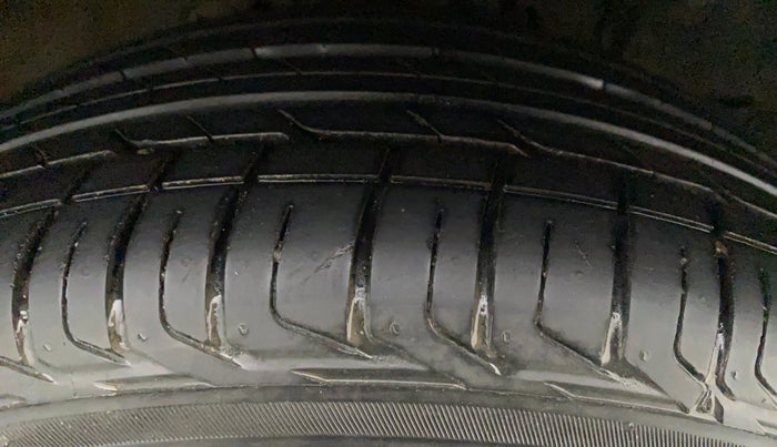 2017 Honda BR-V 1.5L I-VTEC V, Petrol, Manual, 1,04,034 km, Right Front Tyre Tread