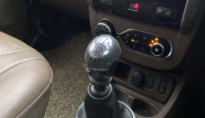 2016 Renault Duster 110 PS RXZ DIESEL, Diesel, Manual, 93,415 km, Gear lever - Knob cover torn