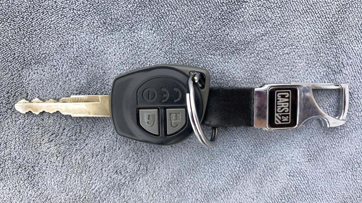 2017 Maruti Dzire VXI, Petrol, Manual, 31,901 km, Key Close Up