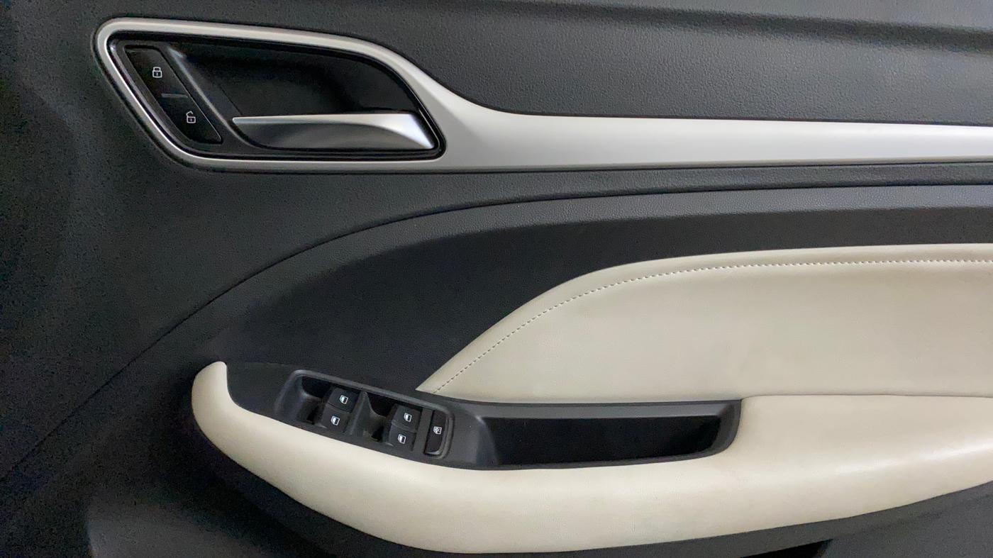2022 MG ASTOR SHARP 1.5 CVT, Petrol, Automatic, 29,363 km, Driver Side Door Panels Control
