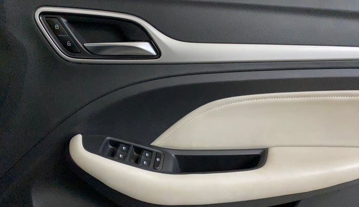 2022 MG ASTOR SHARP 1.5 CVT, Petrol, Automatic, 29,363 km, Driver Side Door Panels Control