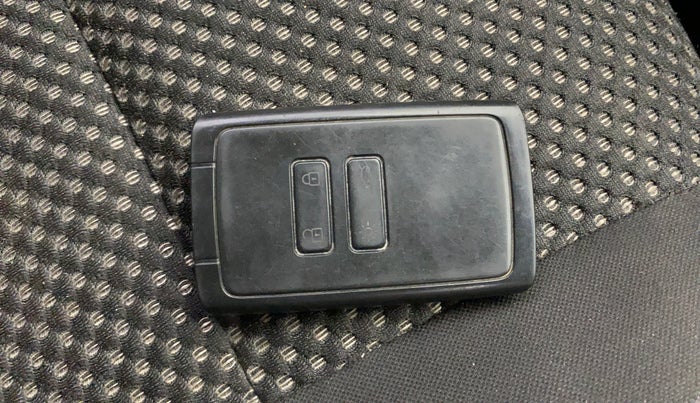 2020 Renault TRIBER RXZ AMT, Petrol, Automatic, 76,340 km, Key Close Up