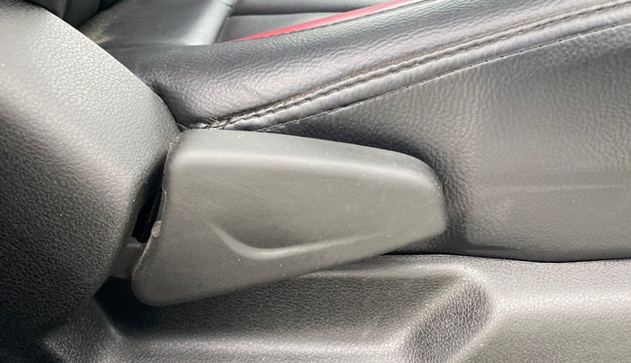 2024 Renault Kwid RXT 1.0 AMT, Petrol, Automatic, 1,756 km, Driver Side Adjustment Panel