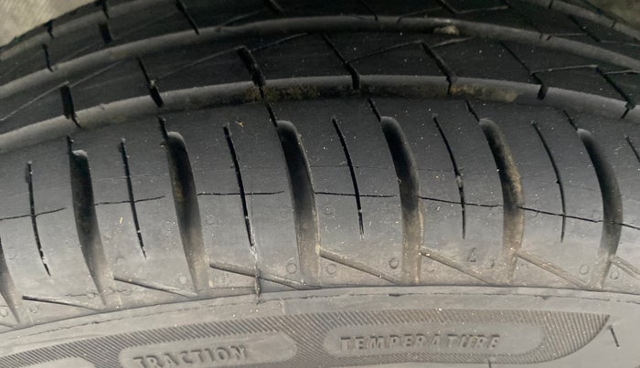 2024 Renault Kwid RXT 1.0 AMT, Petrol, Automatic, 1,756 km, Left Front Tyre Tread