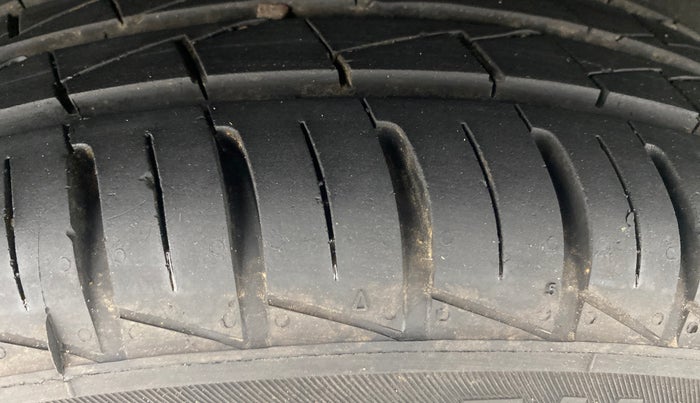 2024 Renault Kwid RXT 1.0 AMT, Petrol, Automatic, 1,756 km, Right Rear Tyre Tread