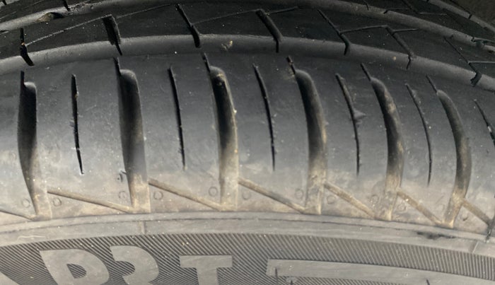 2024 Renault Kwid RXT 1.0 AMT, Petrol, Automatic, 1,756 km, Left Rear Tyre Tread