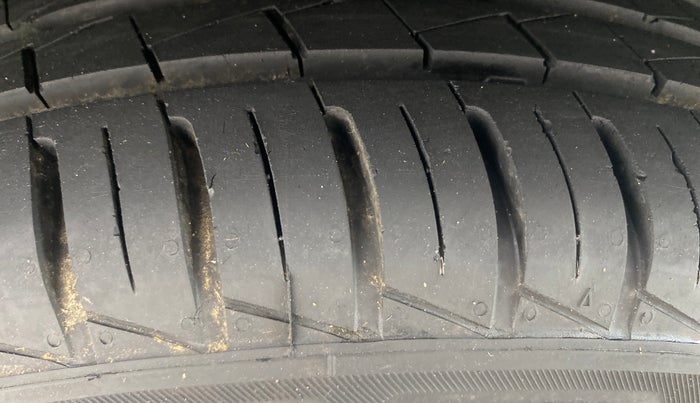 2024 Renault Kwid RXT 1.0 AMT, Petrol, Automatic, 1,756 km, Right Front Tyre Tread