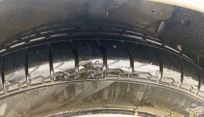 2020 Maruti Ciaz ALPHA 1.5 SHVS PETROL, CNG, Manual, 1,43,410 km, Right Front Tyre Tread