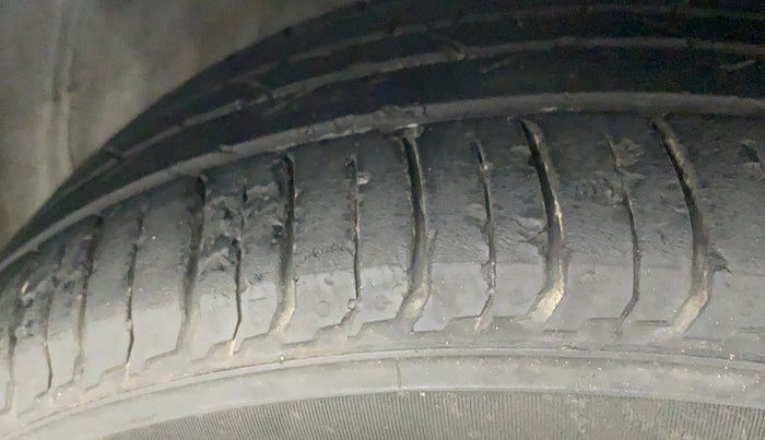 2020 Hyundai NEW I20 ASTA 1.2 AT, Petrol, Automatic, 34,580 km, Right Front Tyre Tread