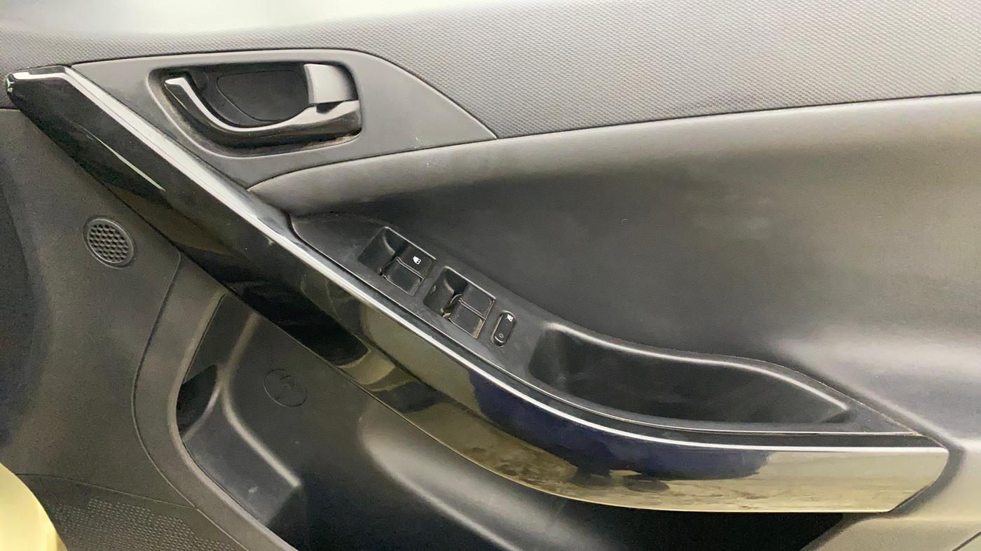 2022 Tata NEXON XZ PLUS (PREMIUM) KAZIRANGA PETROL, Petrol, Manual, 81,792 km, Driver Side Door Panels Control