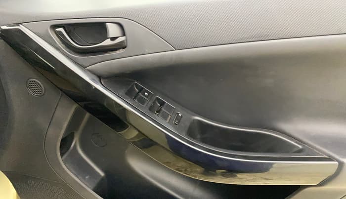 2022 Tata NEXON XZ PLUS (PREMIUM) KAZIRANGA PETROL, Petrol, Manual, 81,792 km, Driver Side Door Panels Control