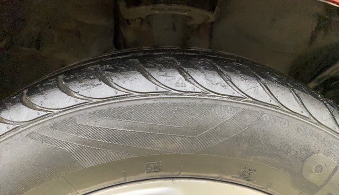 2018 Ford Figo Aspire TITANIUM 1.2 PETROL, Petrol, Manual, 32,121 km, Right Front Tyre Tread