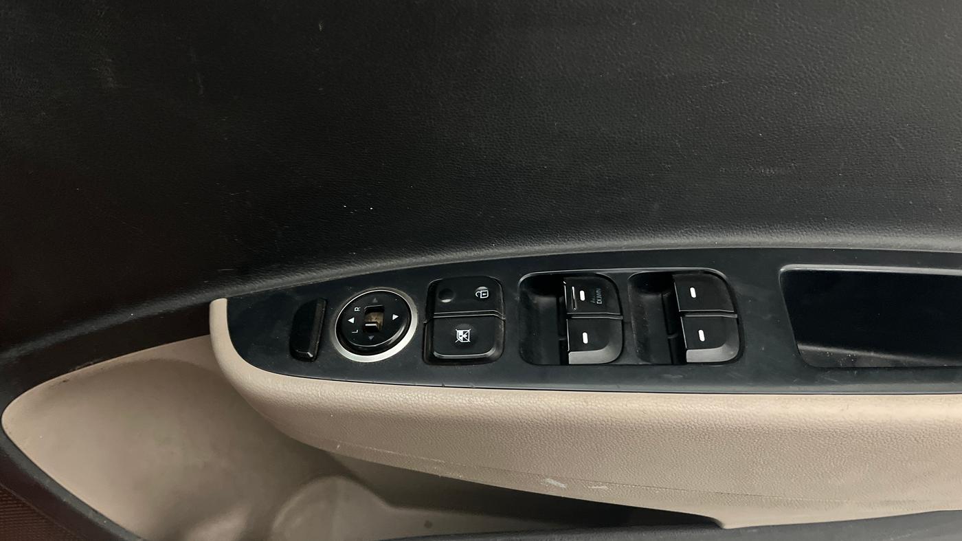 2017 Hyundai Grand i10 SPORTZ (O) AT 1.2 KAPPA VTVT, CNG, Automatic, 1,21,820 km, Driver Side Door Panels Control