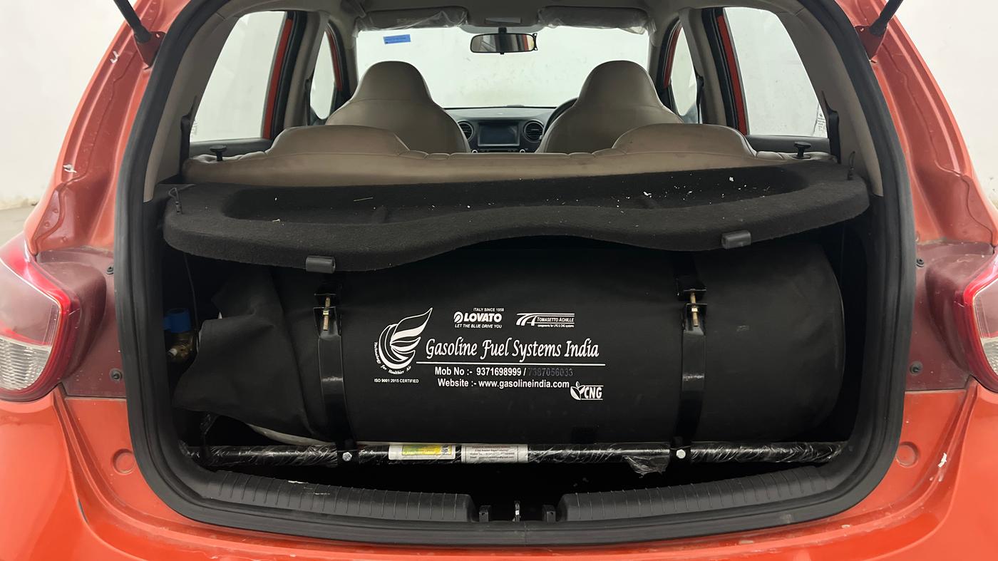 2017 Hyundai Grand i10 SPORTZ (O) AT 1.2 KAPPA VTVT, CNG, Automatic, 1,21,820 km, Boot Inside