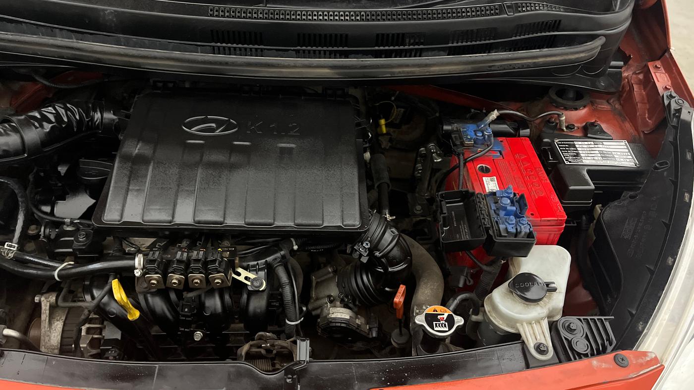 2017 Hyundai Grand i10 SPORTZ (O) AT 1.2 KAPPA VTVT, CNG, Automatic, 1,21,820 km, Engine View - Left