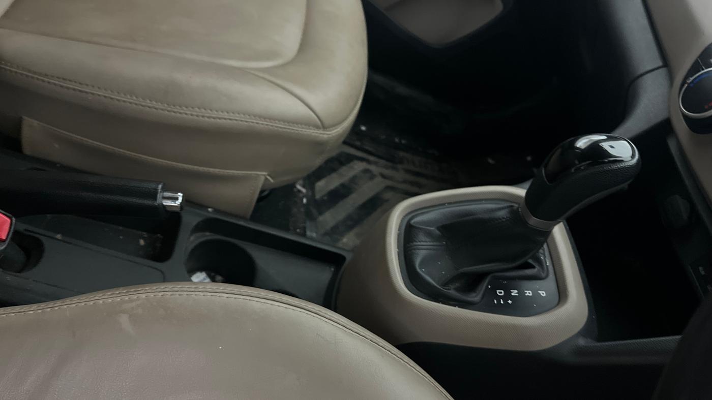 2017 Hyundai Grand i10 SPORTZ (O) AT 1.2 KAPPA VTVT, CNG, Automatic, 1,21,820 km, Gear Lever