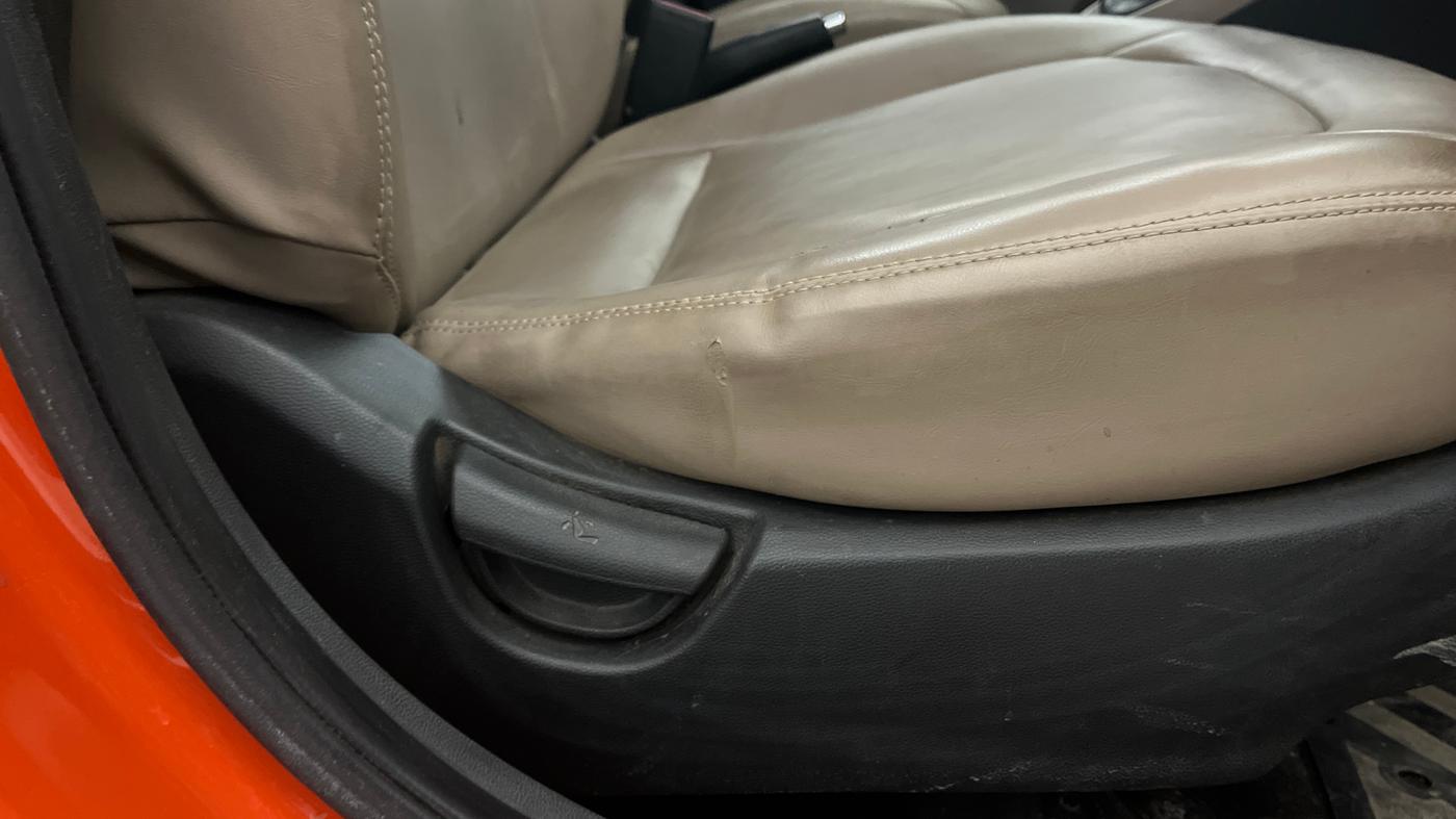 2017 Hyundai Grand i10 SPORTZ (O) AT 1.2 KAPPA VTVT, CNG, Automatic, 1,21,820 km, Driver Side Adjustment Panel