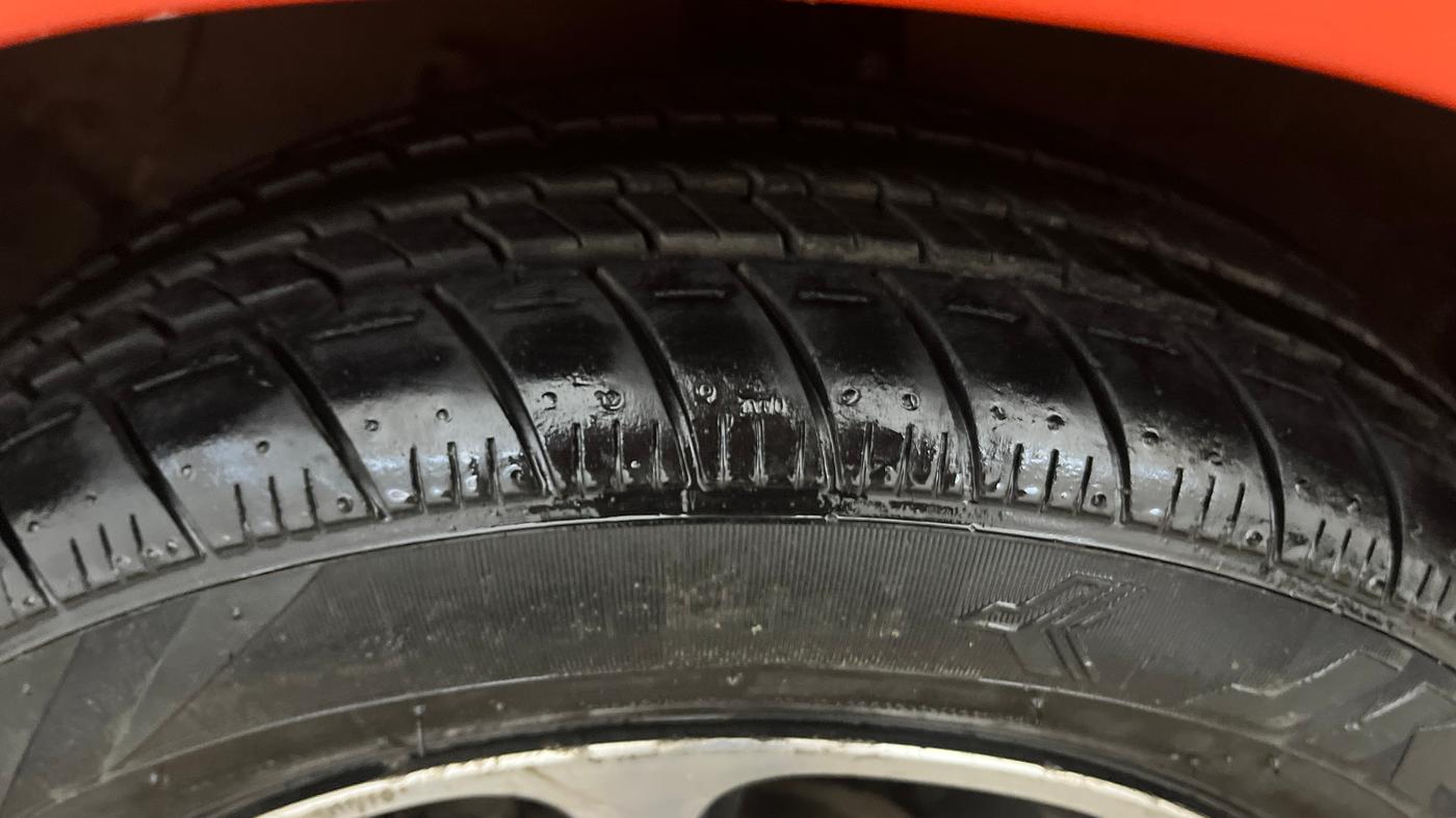 2017 Hyundai Grand i10 SPORTZ (O) AT 1.2 KAPPA VTVT, CNG, Automatic, 1,21,820 km, Left Front Tyre Tread
