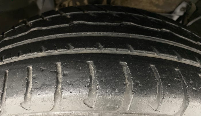 2017 Renault Duster RXZ 85 PS DIESEL, Diesel, Manual, 33,368 km, Right Front Tyre Tread