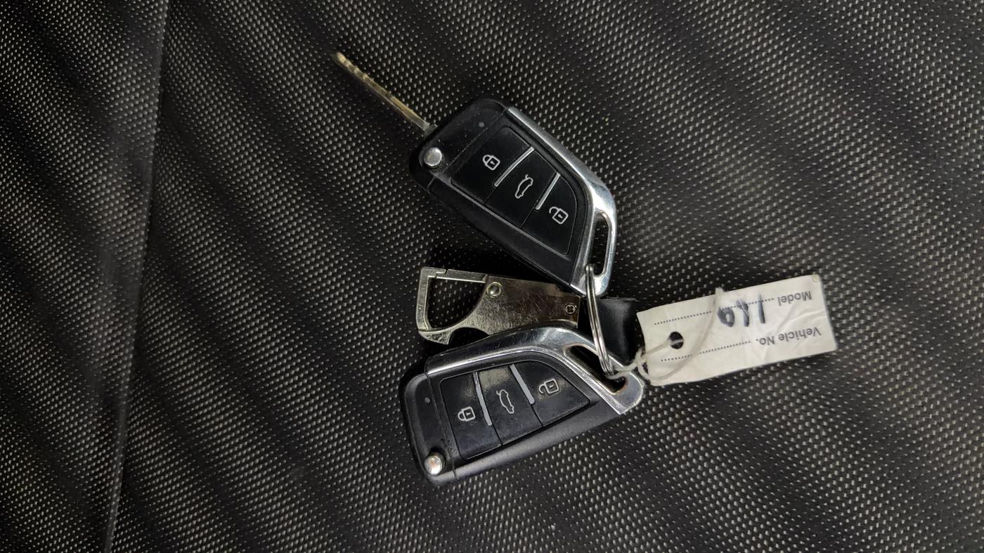 2019 Maruti Swift LXI, Petrol, Manual, 48,870 km, Key Close Up