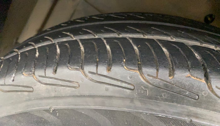 2011 Maruti Ritz VXI, Petrol, Manual, 82,043 km, Left Front Tyre Tread