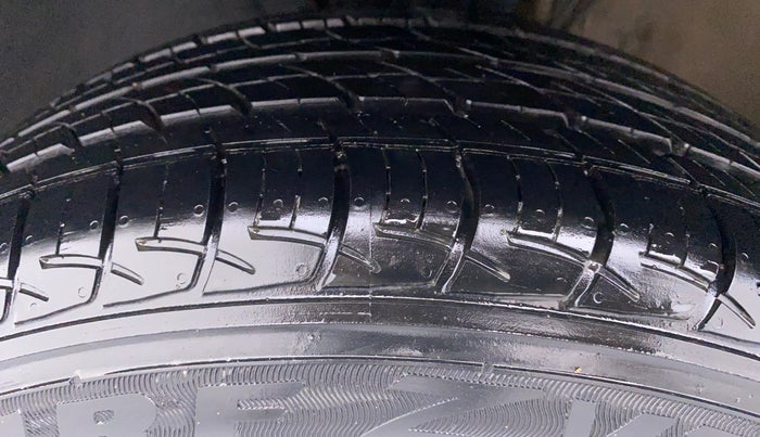 2017 Volkswagen Vento HIGHLINE PLUS TDI MT, Diesel, Manual, 38,676 km, Left Front Tyre Tread