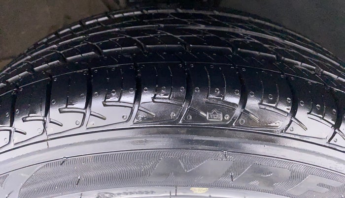 2017 Volkswagen Vento HIGHLINE PLUS TDI MT, Diesel, Manual, 38,676 km, Right Front Tyre Tread